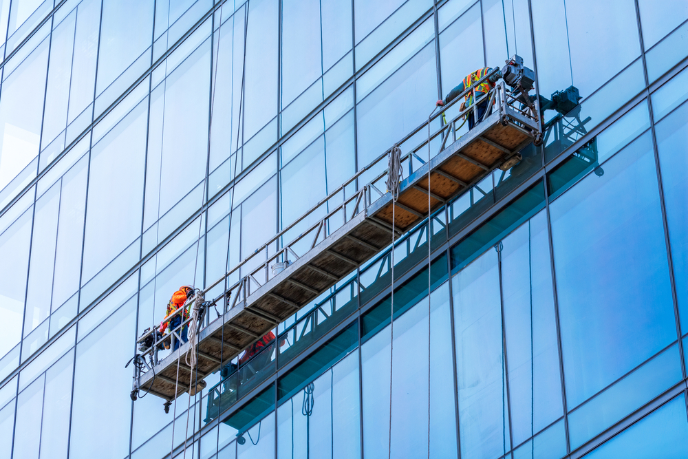 Nettoyage de vitres en hauteur : les défis et solutions
